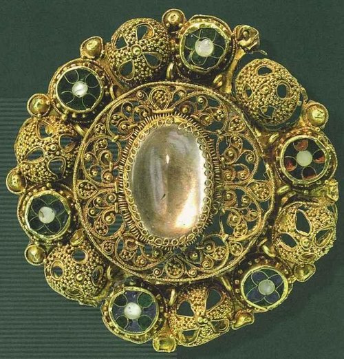 Velbevaret smykke med rig ornamentering og mange sten.