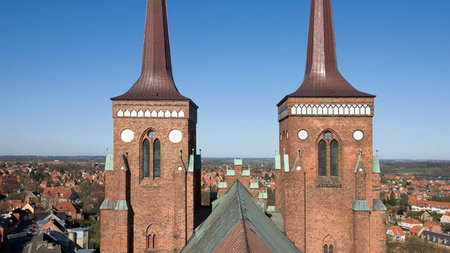 Foto af Roskilde Domkirke set fra luften