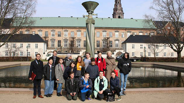 Foto af gæster på besøg i Det Kongelige Biblioteks Have.