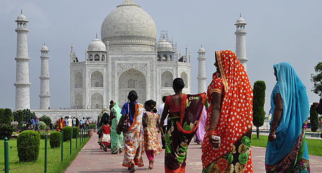 Kvinder i indiske klædedragter ved Taj-Mahal
