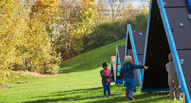 Børn og unge skal møde kunst og kultur. Her leger børn på Zigzagbroen i Værebro Park i Bagsværd. Foto: Søren Malmose