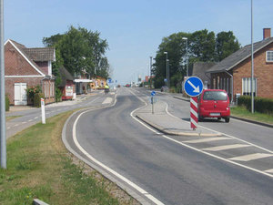 Foto af Den stærkt trafikerede Landevej har et stigende forløb op igennem Brøns. 