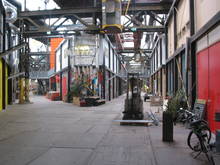 NDSM-værftet i Amsterdam. Den store skibsbygningshal genanvendt til kontorer og værksteder. Foto: Caspar Jørgensen 2009. Foto af NDSM-værftet i Amsterdam. Den store skibsbygningshal genanvendt til kontorer og værksteder.