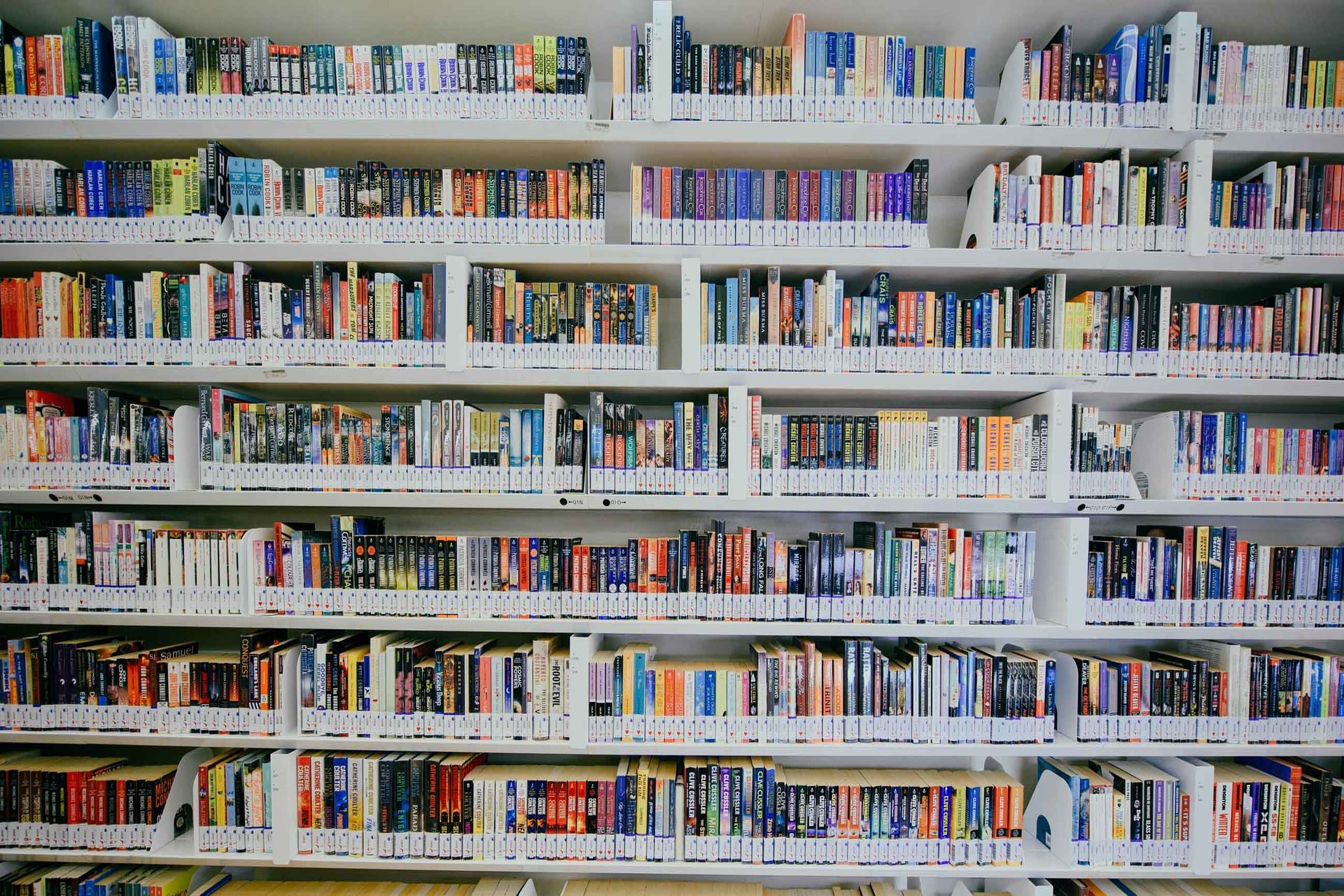 Biblioteksreoler fyldt med bøger