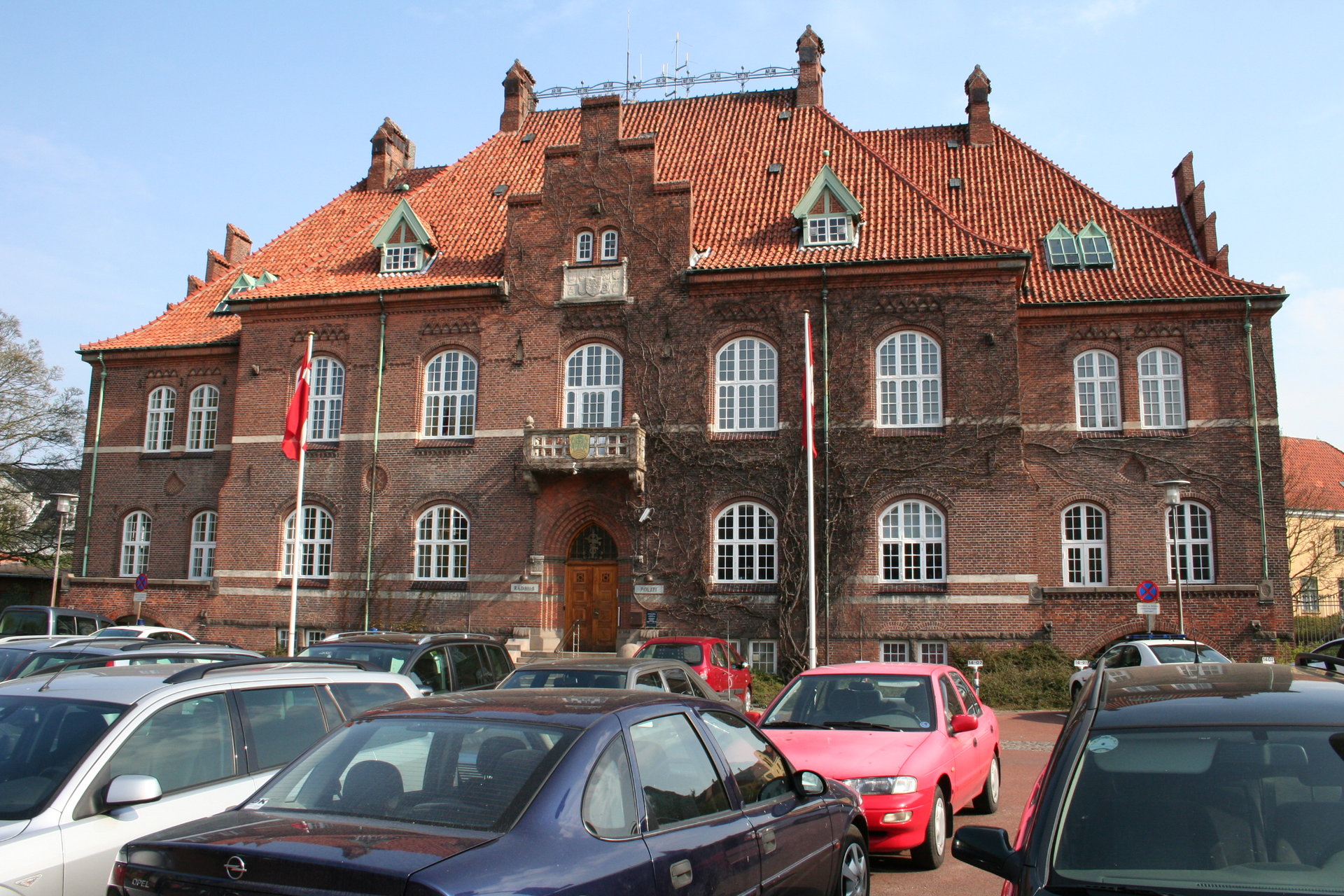 Rådhuset er opført i røde mursten og rødt tegltag..