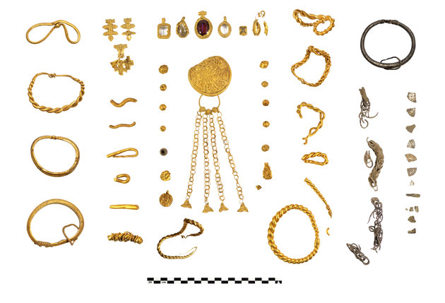 Foto af guldskattens forskellige smykker. Foto: Nick Schaadt