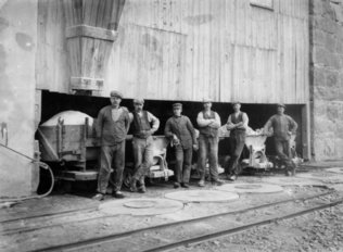 sort og hvidt foto af 1923 af arbejdere i råstofindustrien på Bornholm