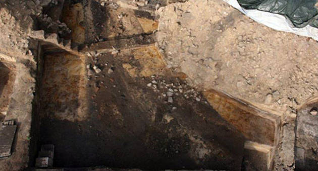 Vejen igennem portåbningen aftegner sig tydeligt i den lyse undergrund. Til begge sider ses kampestensmuren. Foto: Astrid Tummuscheit, Archäologisches Landesamt Schleswig-Holstein Foto af Vejen igennem portåbningen aftegner sig tydeligt i den lyse undergrund. Til begge sider ses kampestensmuren. Foto: Astrid Tummuscheit, Archäologisches Landesamt Schleswig-Holstein