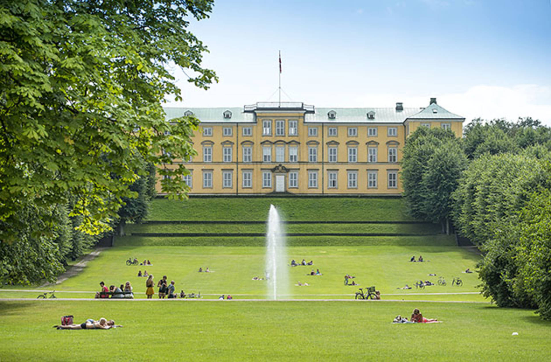 Frederiksberg Slot med haven i forgrunden.