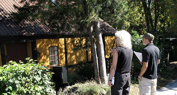 Foto: Lisbeth Øhrgaard, Slots- og Kulturstyrelsen To personer inspicerer et ældre hus