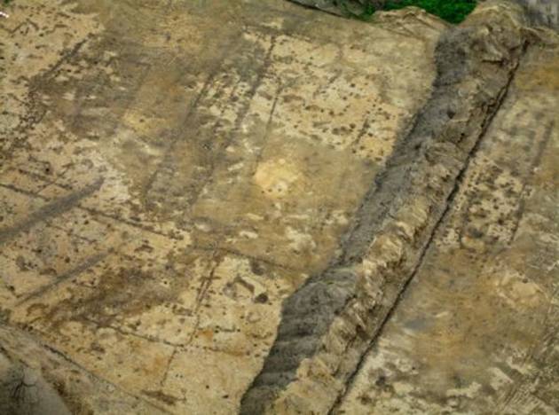 Motorvejsbyggeri ved Hårup gav usædvanligt fund inden for et kun 5 hektar stort område. Foto: Silkeborg Museum Luftfoto af de mange stpor efter bebyggelsen, det tegner sig i den lyse undergrund.
