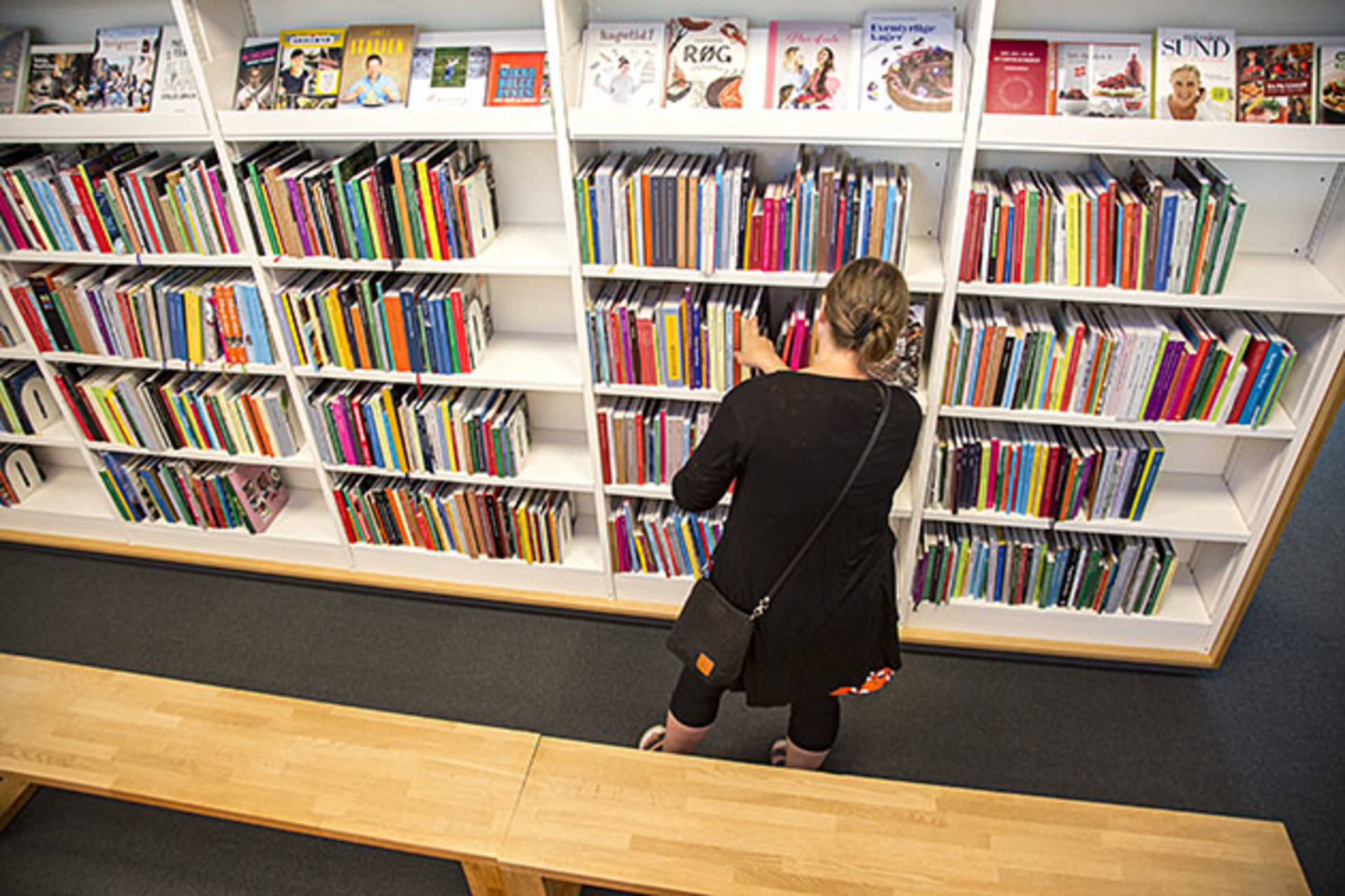 Låner mellem reolerne på biblioteket i Sønderborg