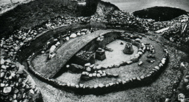 Sort-hvid foto af udgravningen i 1940'erne, hvor sporene efter høj-byggeriet ses