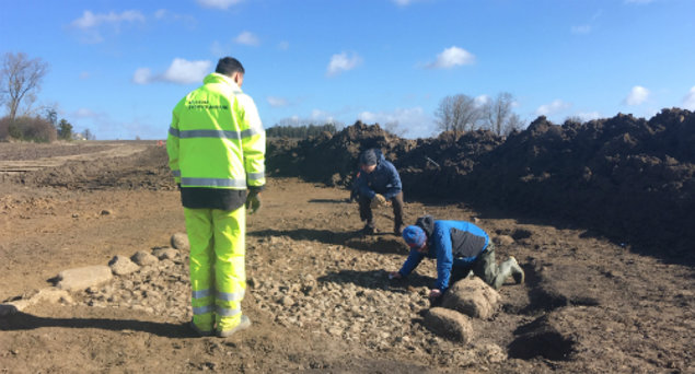 "Budgetlægning og regnskab for arkæologiske undersøgelser" Billede af tre arkæologer igang med at undersøge resterne af vej fra oldtiden
