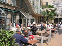 Brandts Klædefabrik, Odense. Foto: Brandts. Foto af besøgende, der sidder uden for Brandts Klædefabrik.