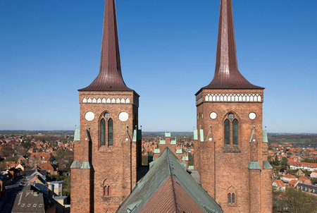 Foto af Roskilde Domkirke set fra luften