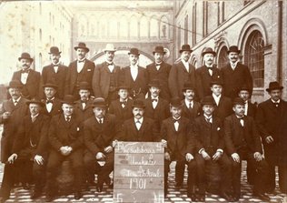 Gammelt fotografi af Ungkarlene på Ny Carlsberg 1901