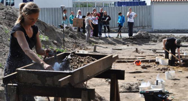 Arkæologer udgraver den knap 8000 år gamle boplads i Hundested, men byes borgere ser nysgerrigt på. Foto: Folkemuseet i Hillerød, Esben Aarslev