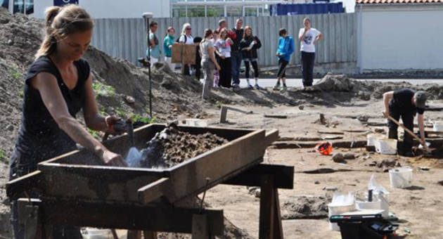Udgravningen af den knap 8000 år gamle boplads i Hundested.Foto: Folkemuseet i Hillerød, Esben Aarslev Arkæologer udgraver den knap 8000 år gamle boplads i Hundested, men byes borgere ser nysgerrigt på. Foto: Folkemuseet i Hillerød, Esben Aarslev