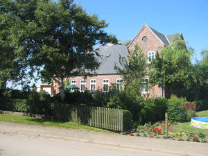 Foto af Den Gamle Færgegård i den vestlige del af byen