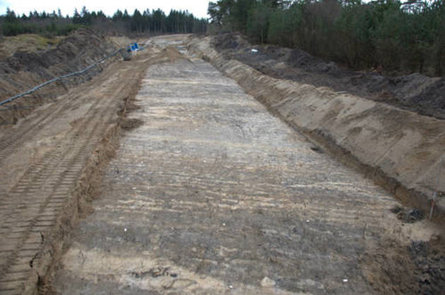 Et 600m2 afdækket parti af marken. De lyse striber skråt hen over marken er lave gravede grøfter, som markerer de individuelle agre. Foto: Jeppe Boel Jepsen, Vendsyssel Historiske Museum. Foto fra udgravningen, hvor de lyse striber skråt hen over marken er lave gravede grøfter, som markerer de individuelle agre. Foto: Jeppe Boel Jepsen, Vendsyssel Historiske Museum.