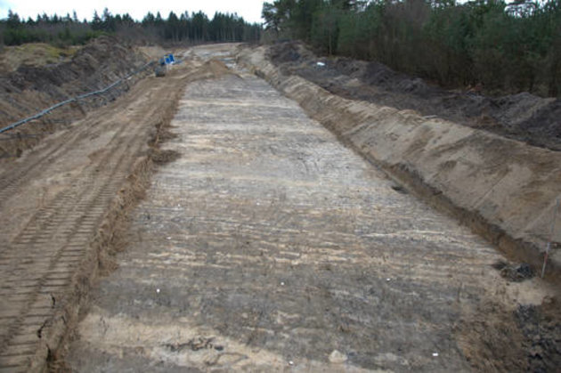 Foto fra udgravningen, hvor de lyse striber skråt hen over marken er lave gravede grøfter, som markerer de individuelle agre. Foto: Jeppe Boel Jepsen, Vendsyssel Historiske Museum.