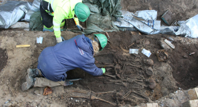 Foto af arkæologer, der er i gang med at udgrave massegrav ved udgravningen i Odense. Foto Odense Bys Museer