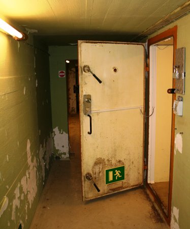 En tyk dør er åben ind til Bernstorffbunkeren