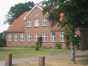 Foto af Brøns "nye" præstegård på Tingvej 34 er fra 1923 er inspireret af "Bedre Byggeskik"