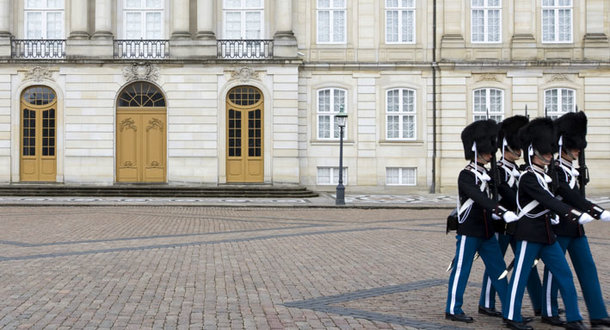 Udsnit af Amalienborg Slot med gardere i forgrunden