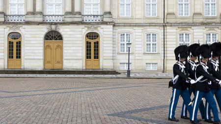 Udsnit af Amalienborg Slot med gardere i forgrunden
