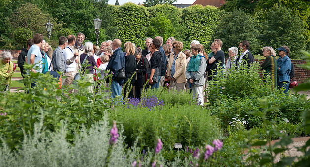 Rundvisning i Kongens Have. Foto: Thomas Rahbek. En gruppe gæster ved staudebedet i Kongens Have.