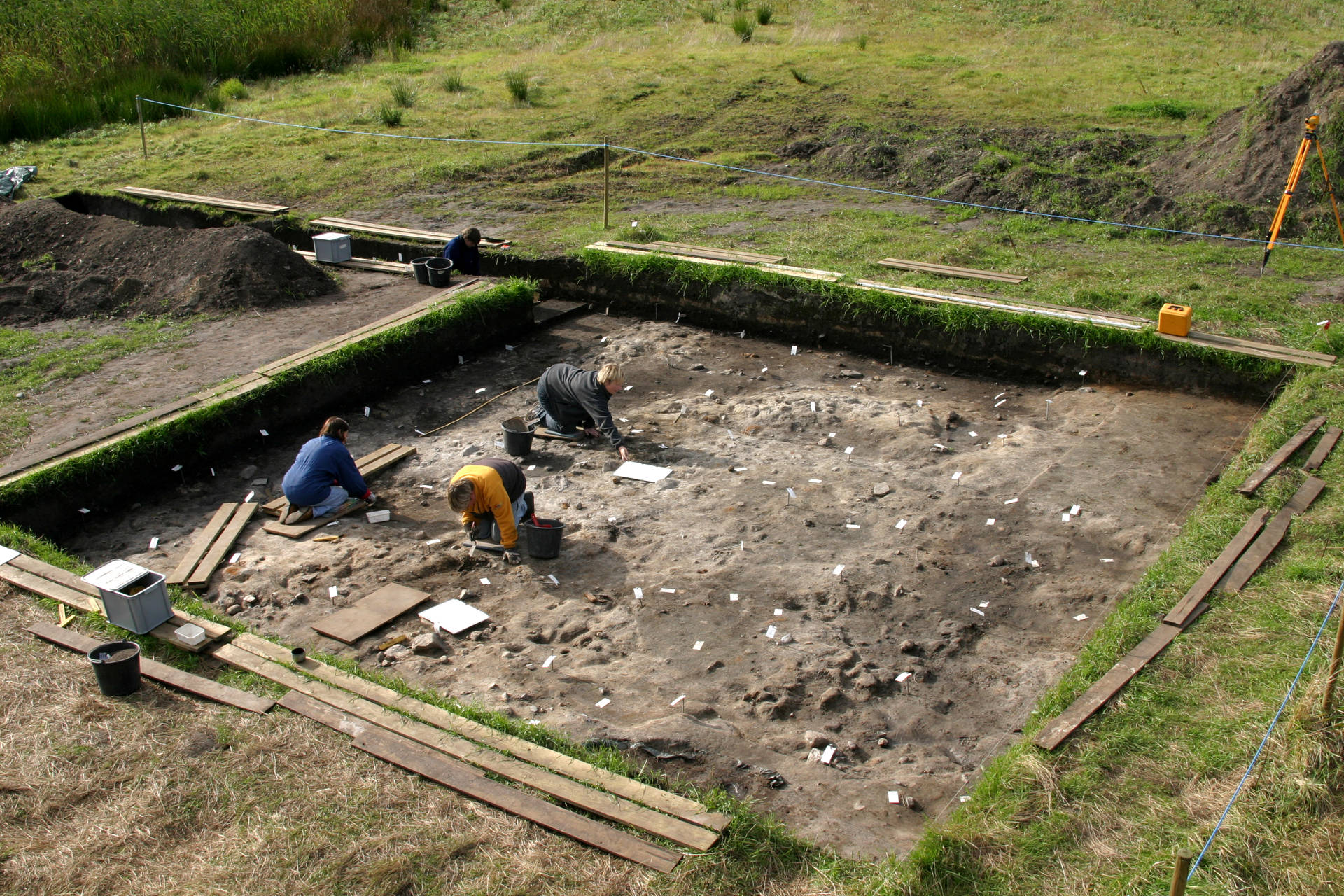 Fig. 1. Udgravning i 2004 af Nivå 10-lokalieteten fra Kongemose- og Ertebøllekultur af ældre stenalder. Foto: Ole Lass Jensen, Hørsholm Egns Museum. ""