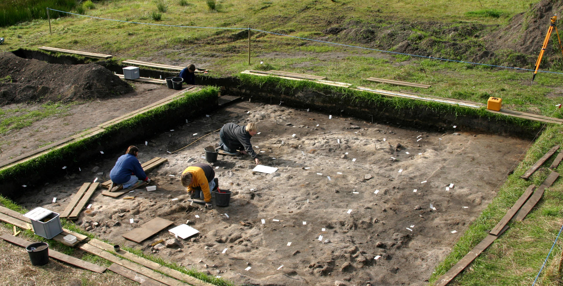 Udgravning Nivå 10, 2004. Foto: O.L. Jensen. Hørsholm Egns Museum Foto af udgrvningsarbejde.