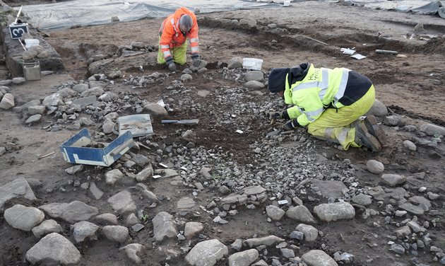 Museets arkæologer udgraver gulvlag i dyssekammeret, lige nord for langhøjen. Foto: Museum Horsens.