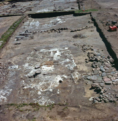 Fig. 8. Udgravning ved Nr. Hedegård-byhøjen ved Aalborg. To samtidige langhuse fra sen førromersk jernalder, der er adskilt ved en række kropsstore sten, der har fungeret som ”hegn”. Foto: Nordjyllands Historiske Museum Fig. 8. Udgravning ved Nr. Hedegård-byhøjen ved Aalborg. To samtidige langhuse fra sen førromersk jernalder, der er adskilt ved en række kropsstore sten, der har fungeret som ”hegn”. Foto: Nordjyllands Historiske Museum