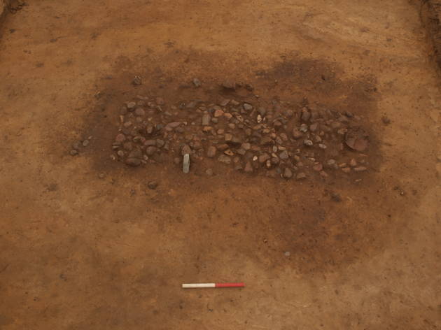 Grav fra Enkeltgravskultur med en fin slebet økse i. Foto Museet på Sønderskov Billede af de fremgravede spor efter grav fra Enkeltgravskultur med en fin slebet økse i