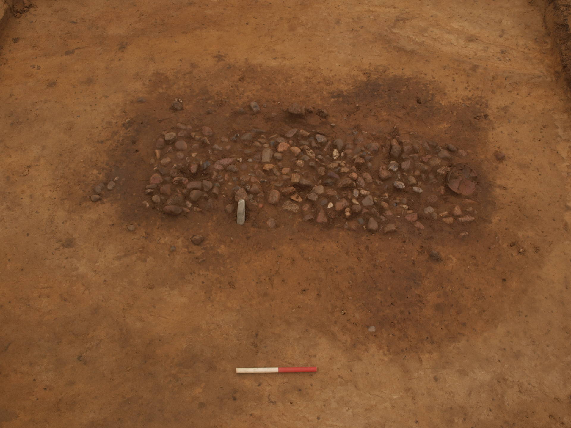 Grav fra Enkeltgravskultur med en fin slebet økse i. Foto Museet på Sønderskov Billede af de fremgravede spor efter grav fra Enkeltgravskultur med en fin slebet økse i
