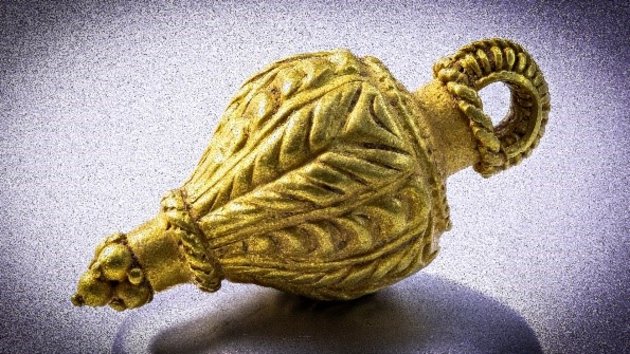 Foto af den 3 cm høje guldberlok, som er det femte fund af sin art fra Museum Skanderborgs ansvarsområde. Den er udført i guldblik med plastisk ornamentik, der ligner kornaks. Foto: Museum Skanderborg. 