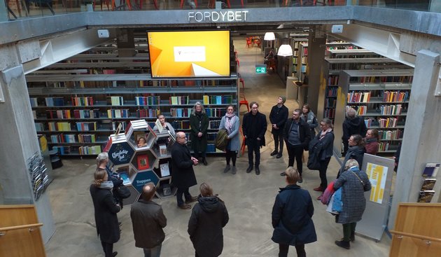 Foto af mødedeltagerne, der rundvises på Herning bibliotek.