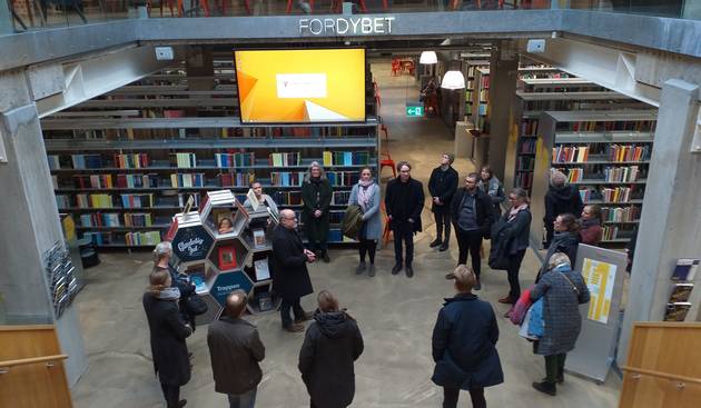 Rundvisningen foregik også på biblioteket. Foto Anne-Line Møller Sutcliffe. Foto af mødedeltagerne, der rundvises på Herning bibliotek.
