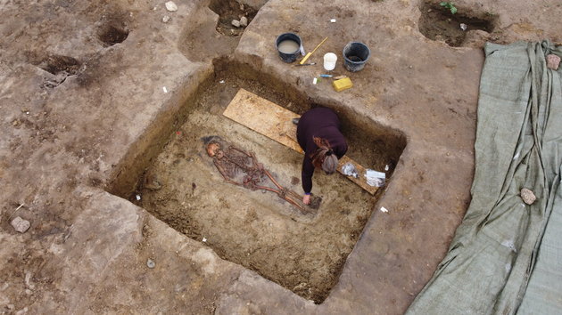 Foto af de velbevarede skeletter graves frem. Foto: Museum Odense