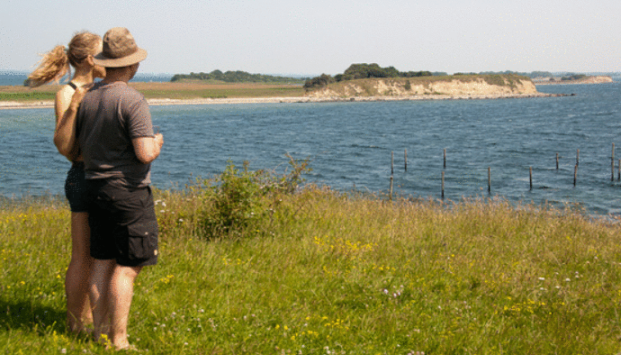 Knudshoved Odde Foto af to personer ved Knudshoved Odde