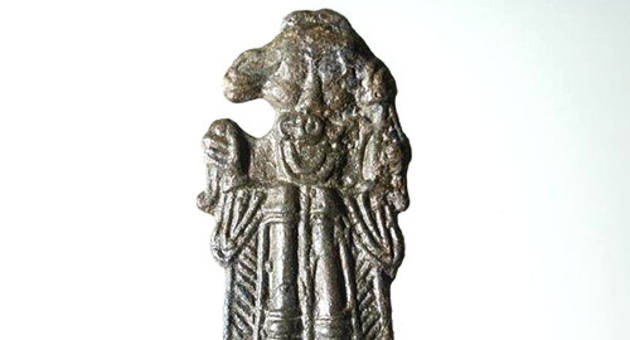 Smykket med den lille ”hårriver”, som skærer grimasse. Foto: Cille Krause/Roskilde Museum. Foto af Smykket med den lille ”hårriver”, som skærer grimasse. Foto: Cille Krause/Roskilde Museum.