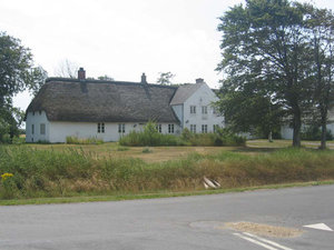 Foto af Den gamle præstegård på Digevej 11 A udgør et væsentligt og karaktergivende element i den vestlige del af landsbyen