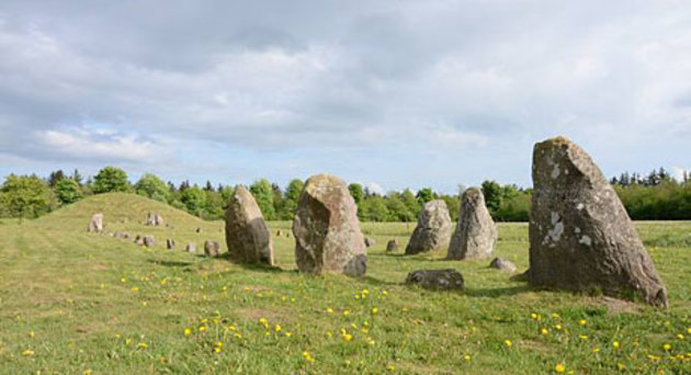 Foto af 60 store sten der danner omrids af et skib fra vikingetiden