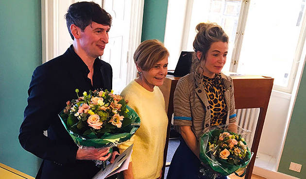Foto af de to prisvindere sammen med kulturminister Mette Bock