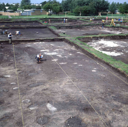 Fig. 4. Udgravningen af Nr. Tranders-byhøjen med relativt store udgravningsfelter. De tilhørende balkprofiler blev efterfølgende registreret. Foto: Nordjyllands Historiske Museum Fig. 4. Udgravningen af Nr. Tranders-byhøjen med relativt store udgravningsfelter. De tilhørende balkprofiler blev efterfølgende registreret. Foto: Nordjyllands Historiske Museum