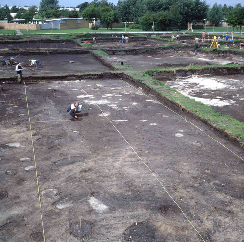 Fig. 4. Udgravningen af Nr. Tranders-byhøjen med relativt store udgravningsfelter. De tilhørende balkprofiler blev efterfølgende registreret. Foto: Nordjyllands Historiske Museum