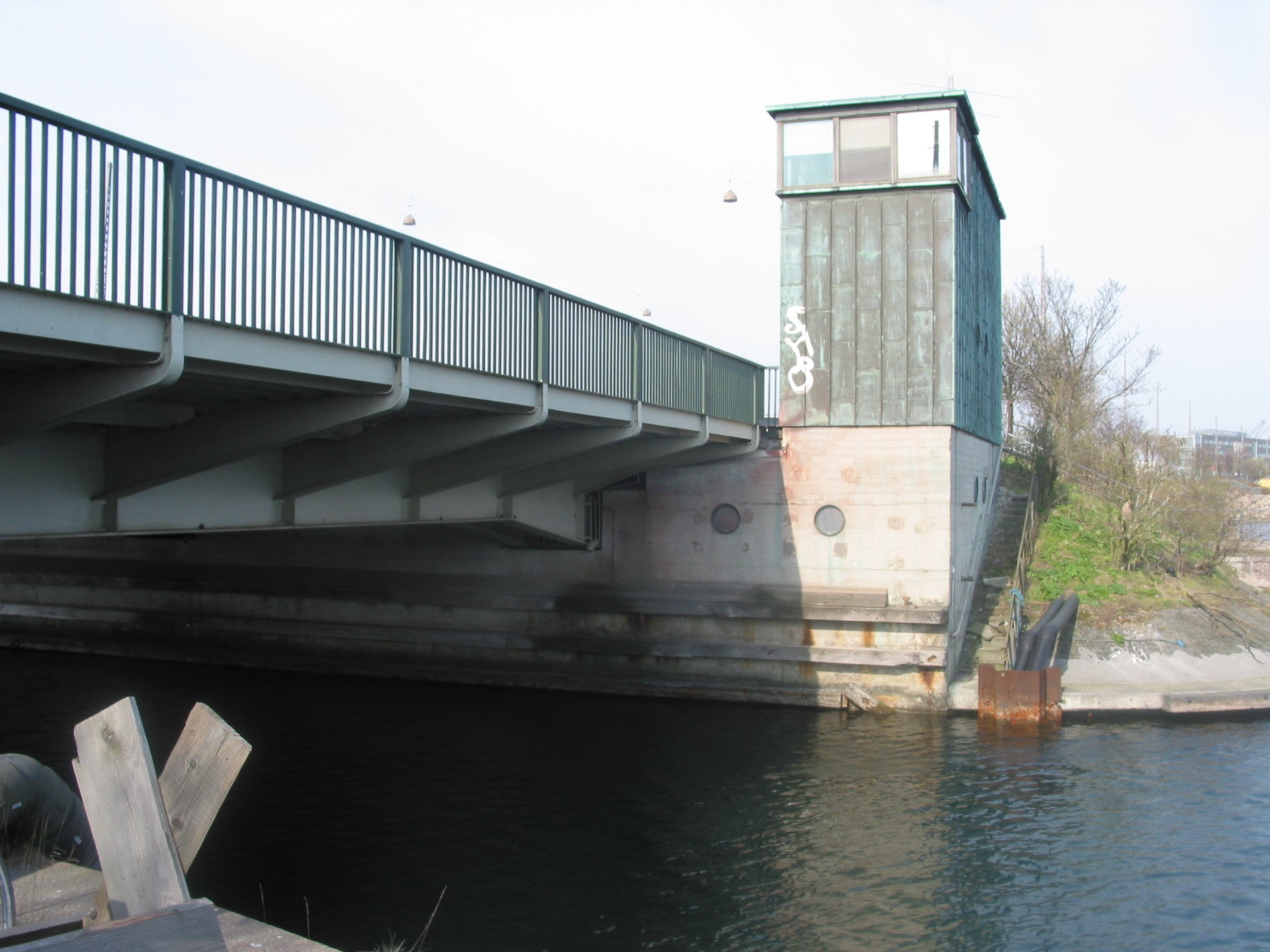 Manøvrehuset ligger lige op til Sjællandsbroen. 